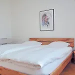 Spacious 2-Bedroom Near Lake - Stardust 32