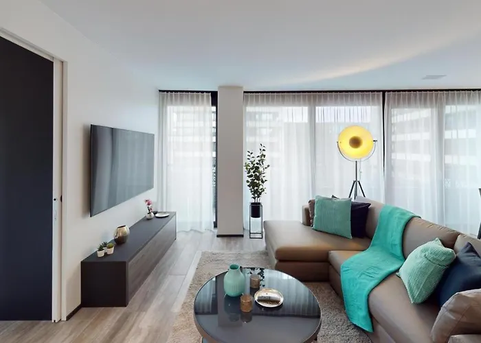 Spacious 1 Bedroom Apartment With Balcony