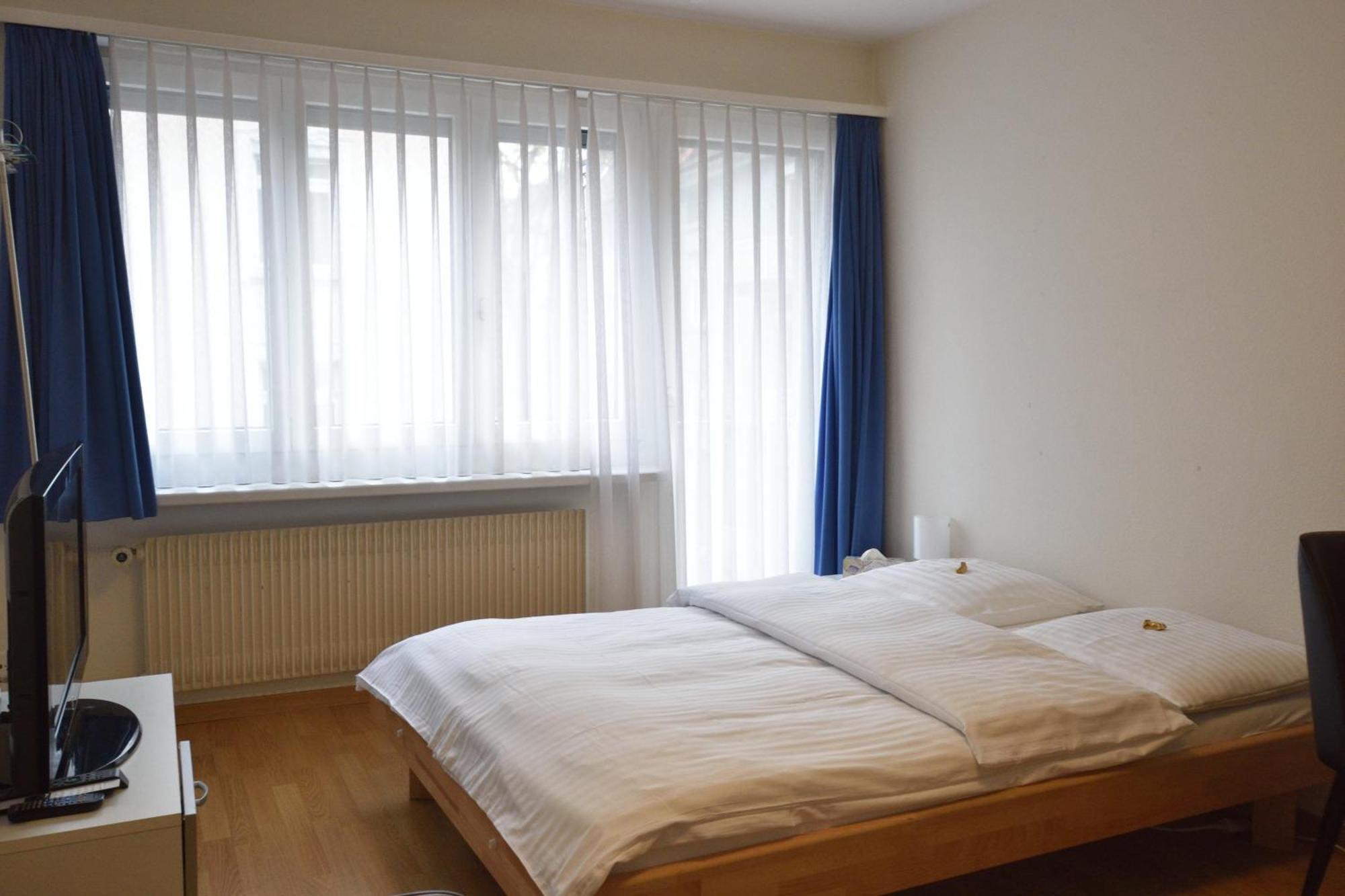 - Crown 25 * Zurich