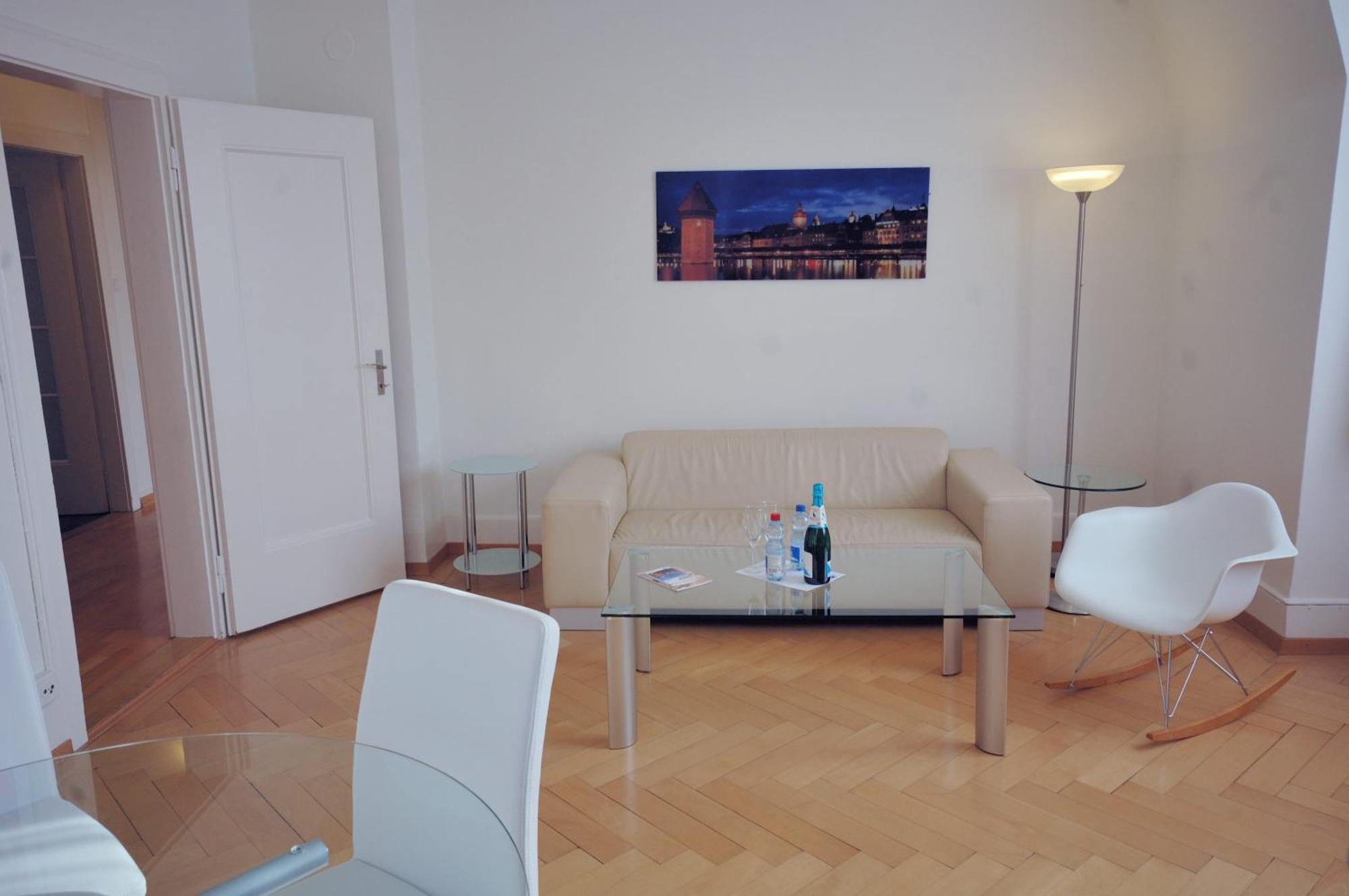 Spacious 2-bedroom Near - Stardust 32 Apartment Zurich