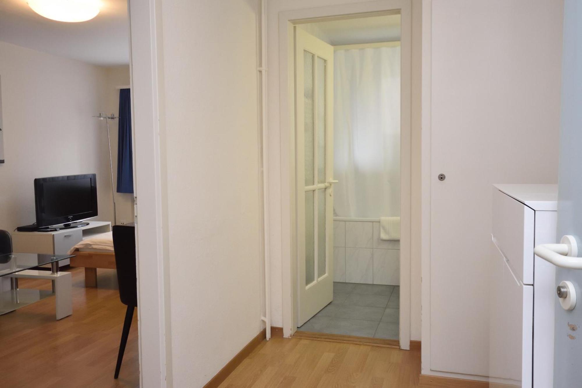 - Crown 25 * Zurich