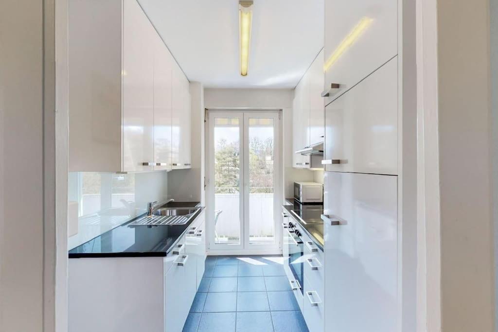 Very Spacious In Center - Parkview 4 Apartment