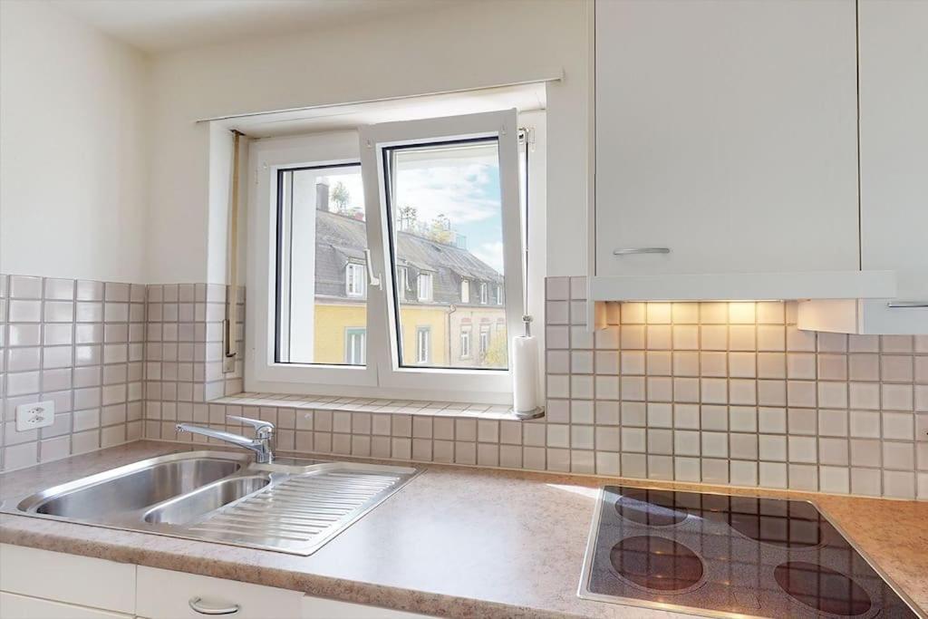 Very 1br Flat With Sunny Balcony - Sky4 Apartment *