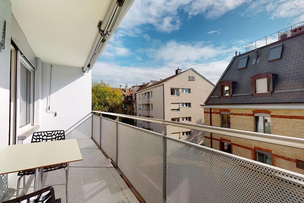 Apartment Very 1br Flat With Sunny Balcony - Sky4