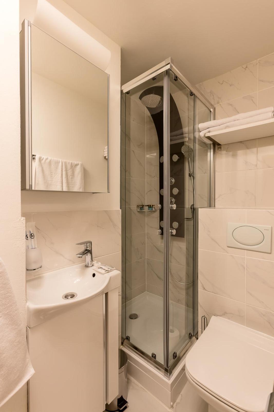 Deluxe & Kreis 4 Hotel