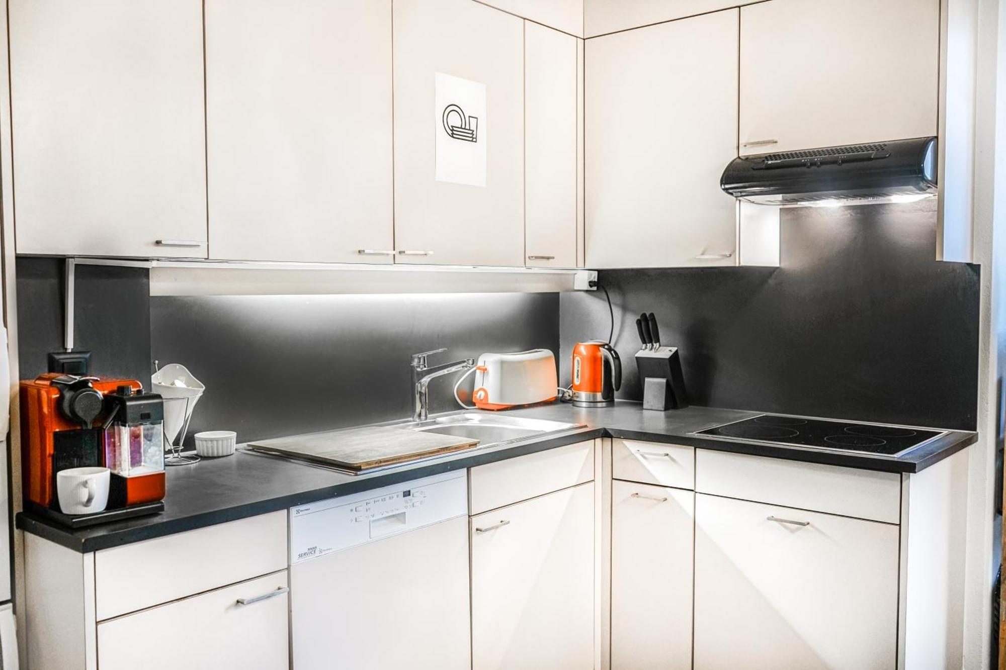 Enge Station - Private Jura Homestay *