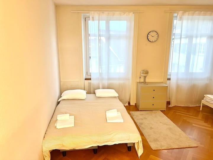 Amazing In The Heart Of Old Town Glocken - Self Checkin