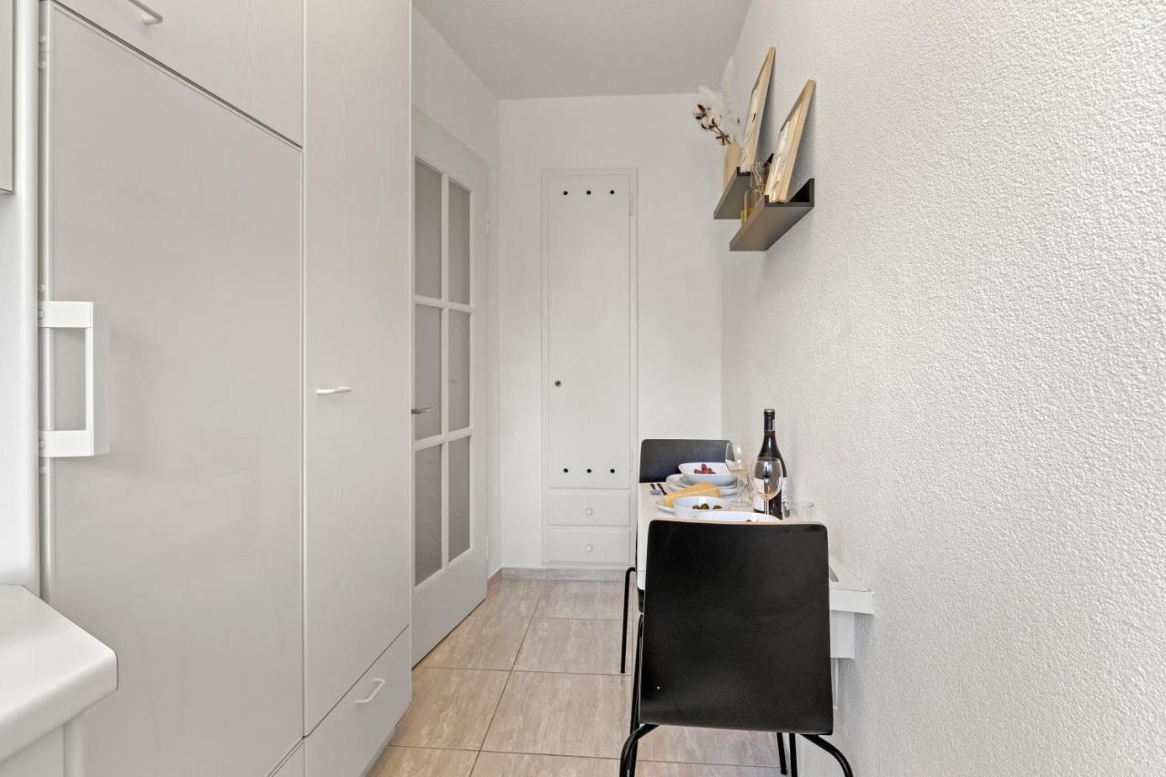 Close To & Balcony 1 Bdr Wollishofen Self Check In Apartment *