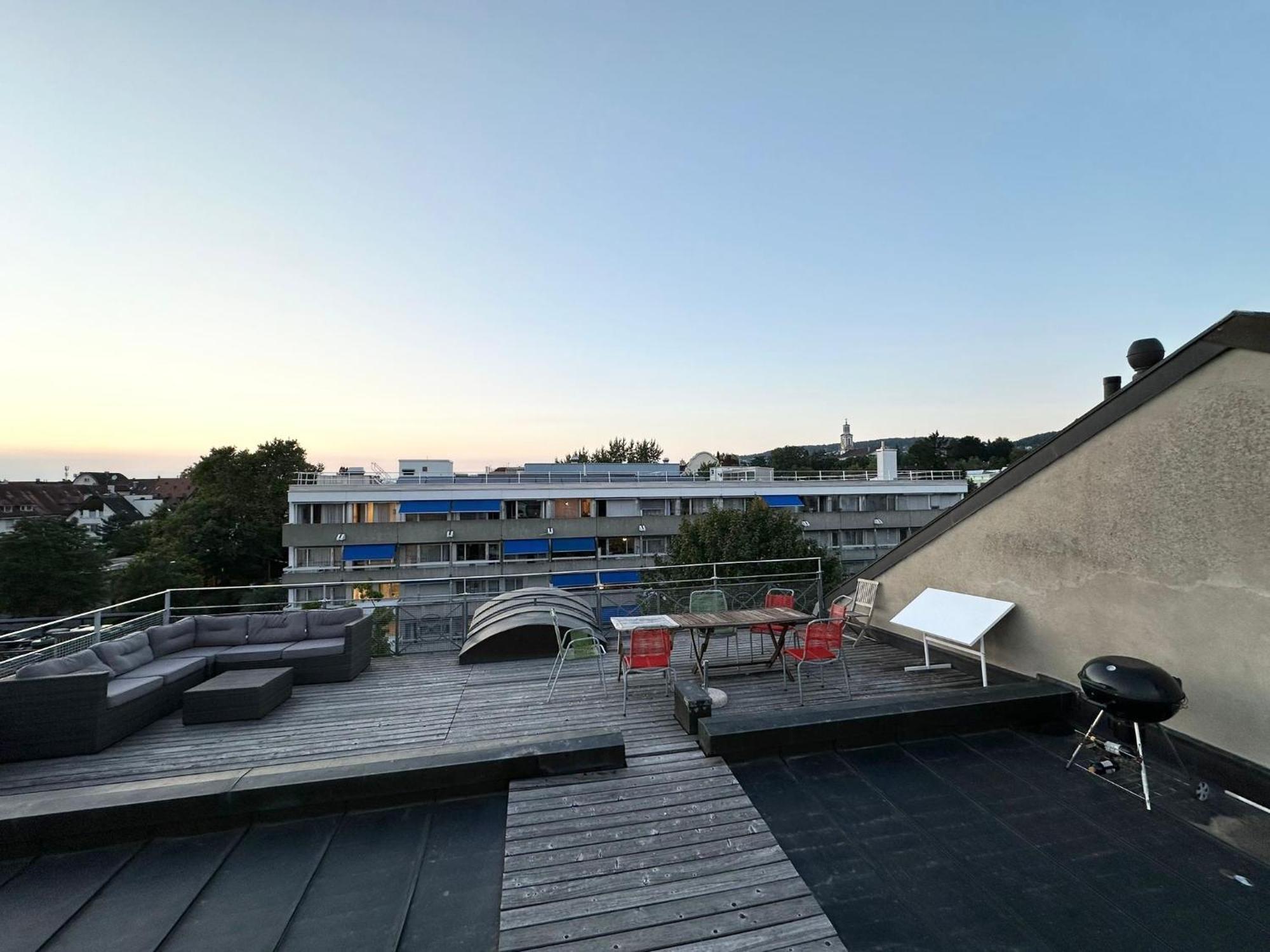 Cozy With Rooftop Apartment