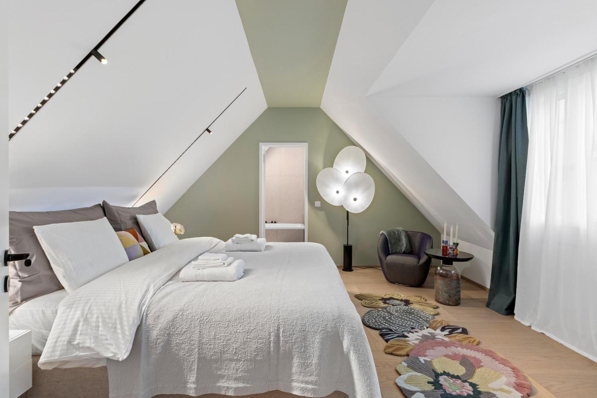 Boutique I Lux I Rooftop Terrace I Free Parking I Bahnhofstrasse Apartment
