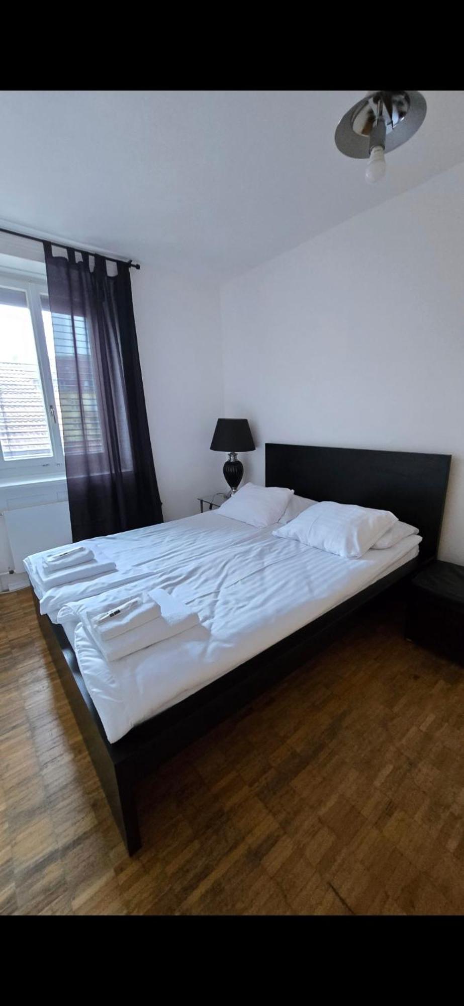 Cozy 2-bedroom In Vibrant Apartment