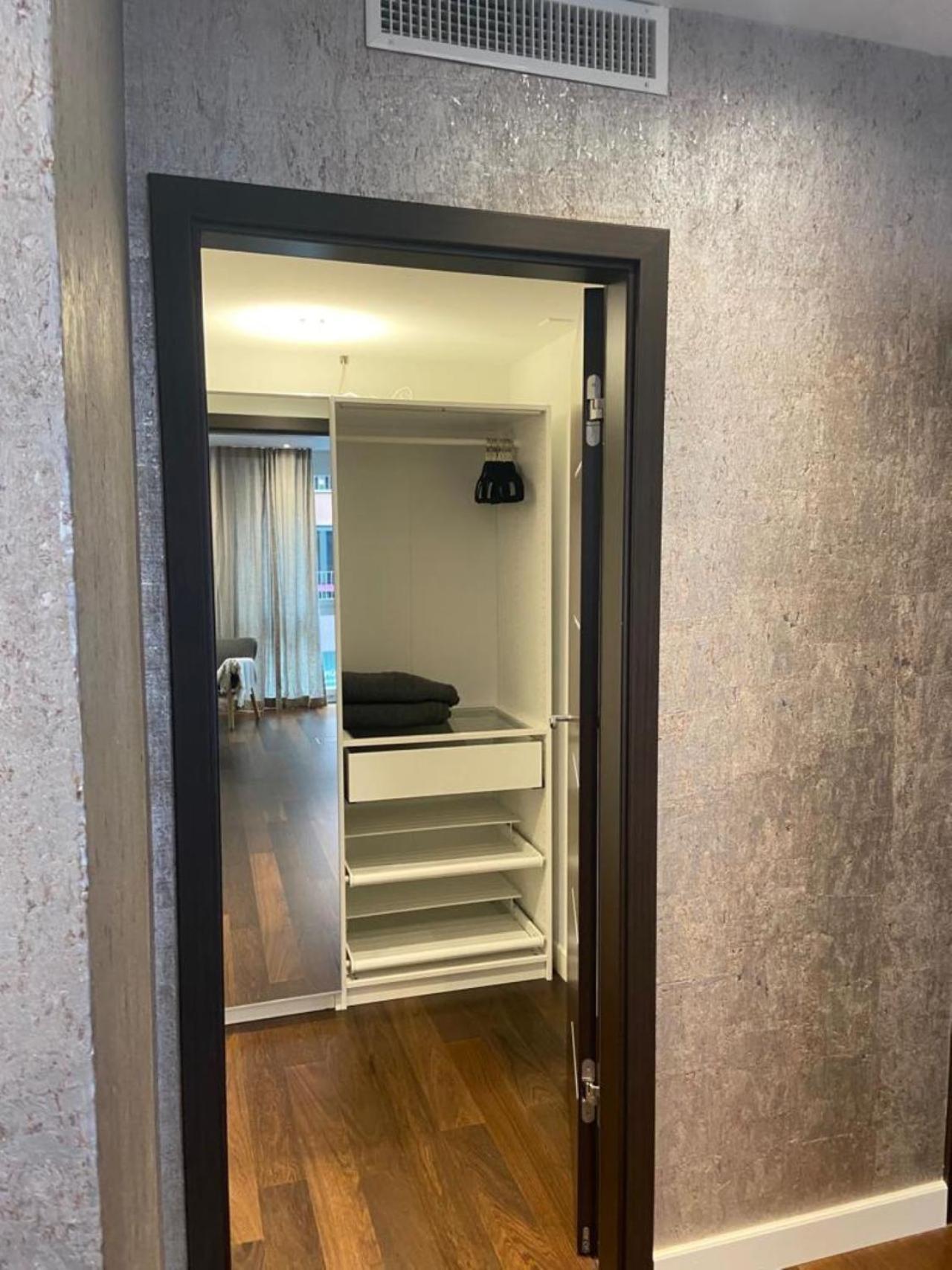250sqm High End With Ac & Parking *