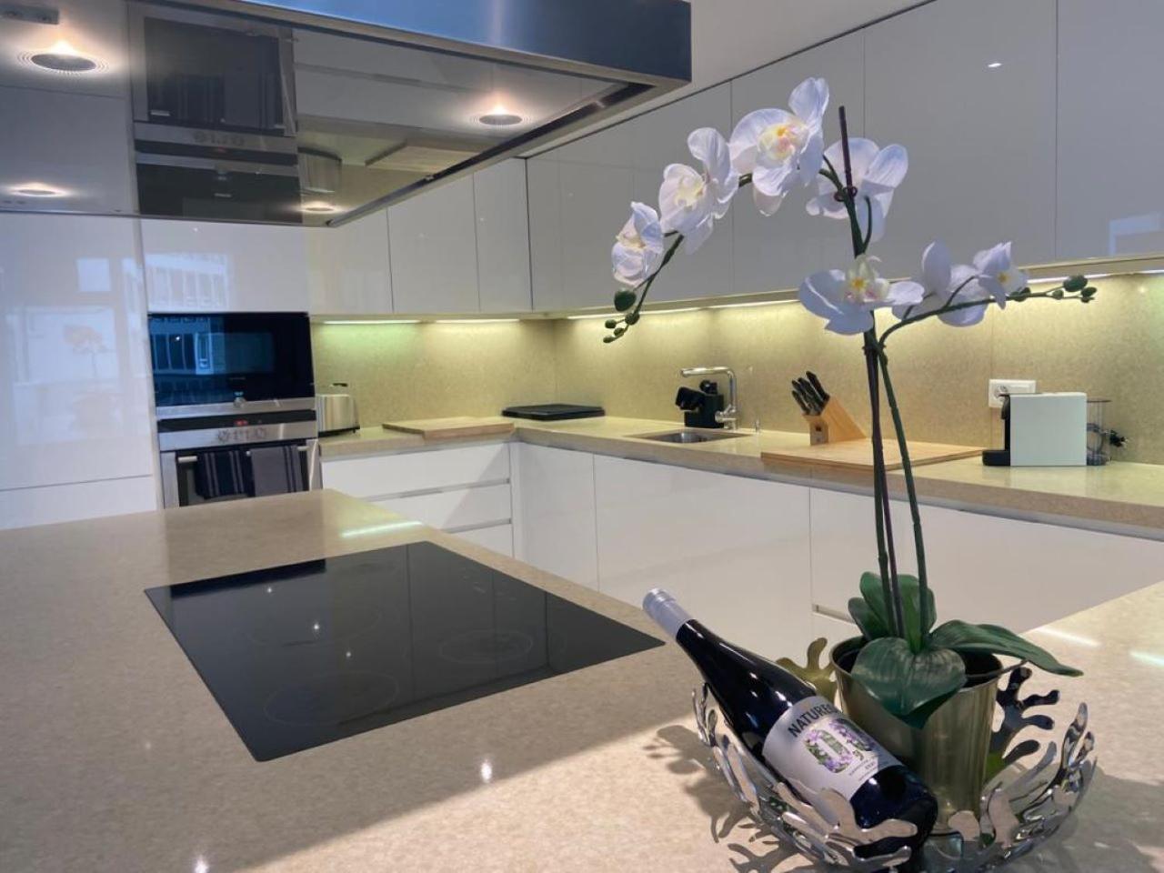 Apartment 250sqm High End With Ac & Parking *
