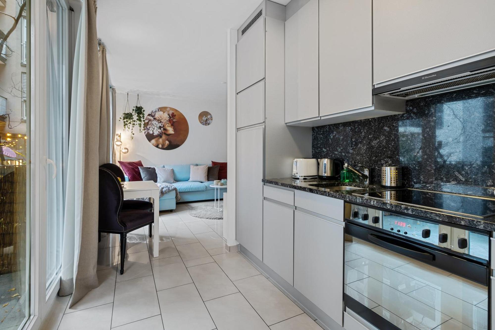 Boutique & Downtown & Kingsize & 700mbps & Workspace *