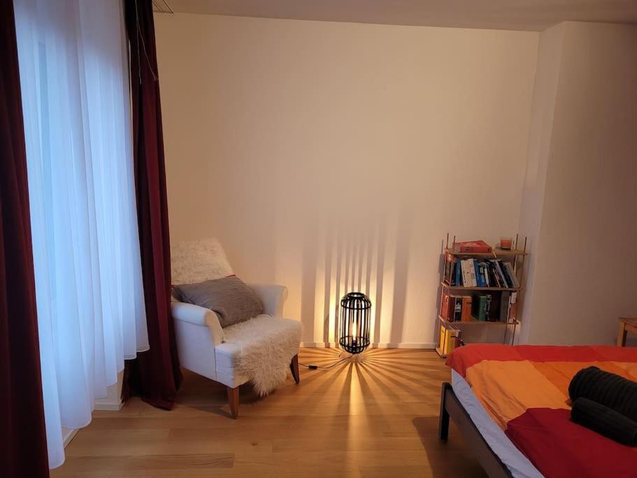 Cosy & Central, Lovely Terrace Over River & Park Apartment
